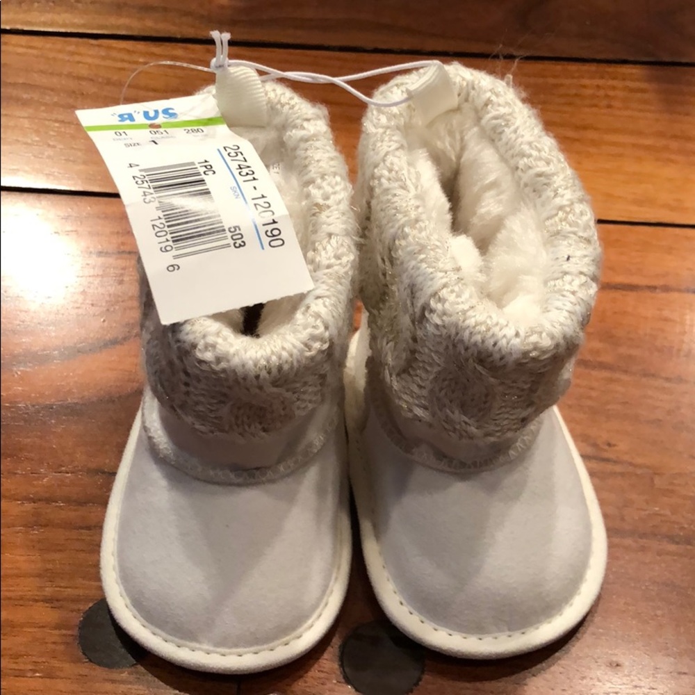 Infant White baby faux fur booties Size 1